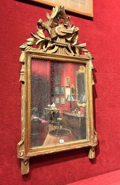 Miroir à fronton ajouré à décor de trophée...