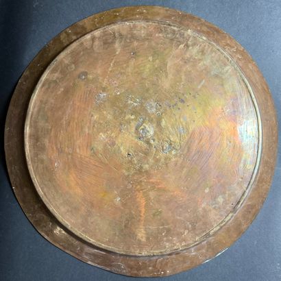 Grand plat à décor dit «trois métaux» 
Laiton...