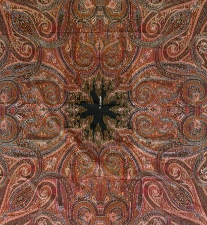 Châle long de Lyon. Décor cachemire de palmes...