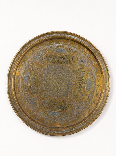 Grand plat à décor dit «trois métaux» 
Laiton...
