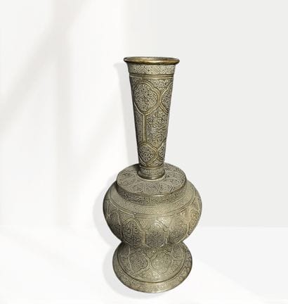 Vase à décor gravé de style Mamelouk 
Laiton...