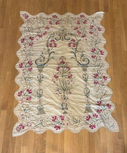 Tenture évoquant un mihrab avec bords chantournés,...