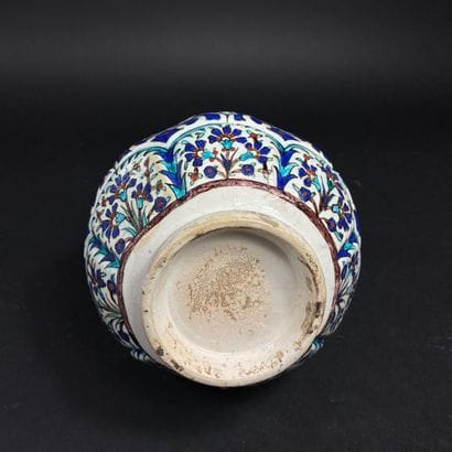 Vase bouteille ottoman décor floral moulé...