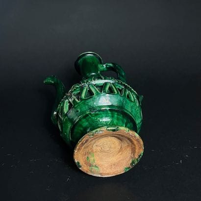 Aiguière à glaçure verte, col gravé motifs...