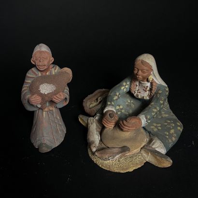 8 figurines orientales représentant des métiers...
