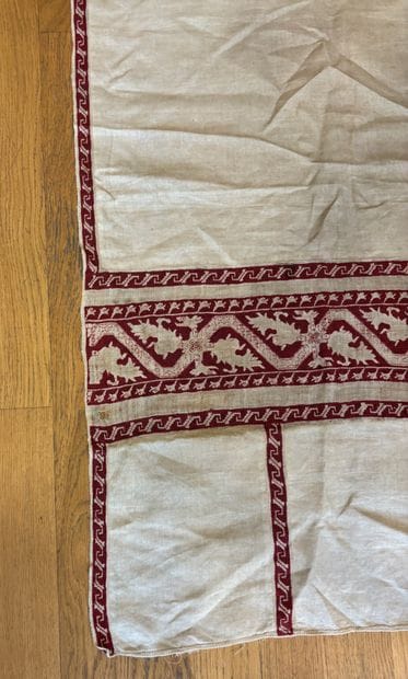 Bandes réunis et brodées en soie vermeil...