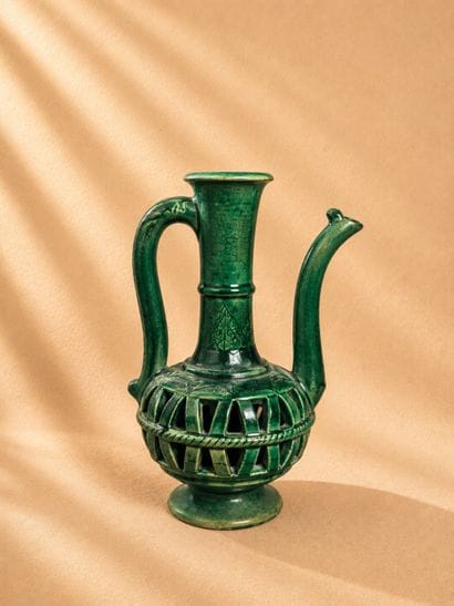 Aiguière à glaçure verte, col gravé motifs...
