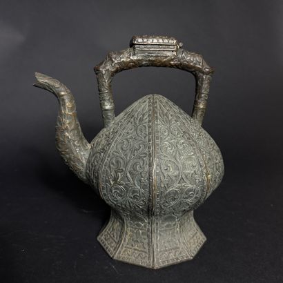 Aiguière 
Bronze
Inde ou Moyen-Orient, XXe...