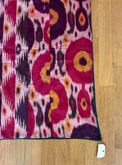 Ikat de soie à décor abstrait polychrome....