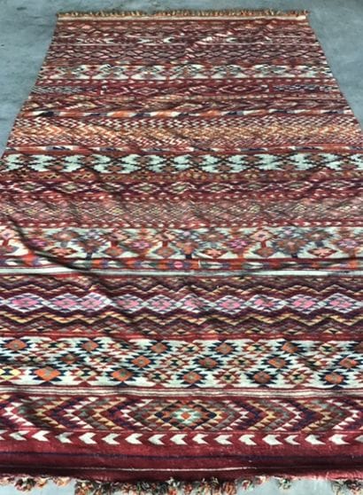 Important et original Kilim Marocain
Probablement...