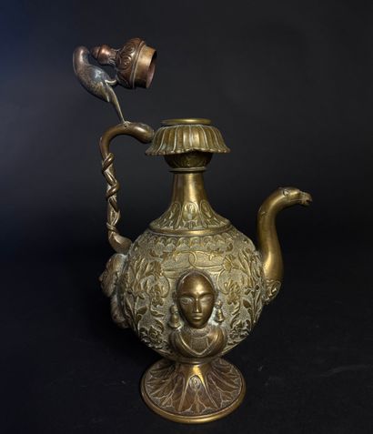 Verseuse indienne 
Laiton
Inde, XIX-XXe siècle
H....