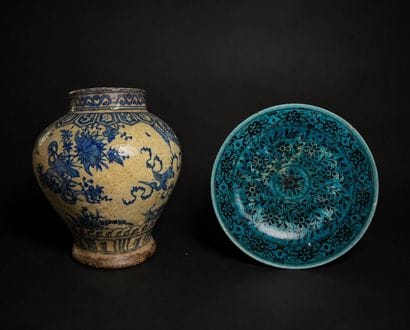 Vase Safavide à décor d’oiseaux et de fleurs...