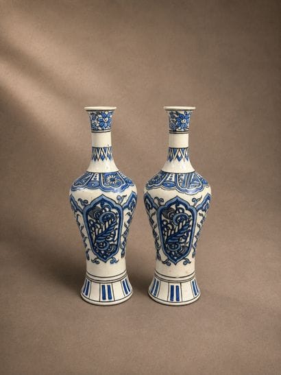 Paire de vases à décor floral bleu-blanc
Céramique...