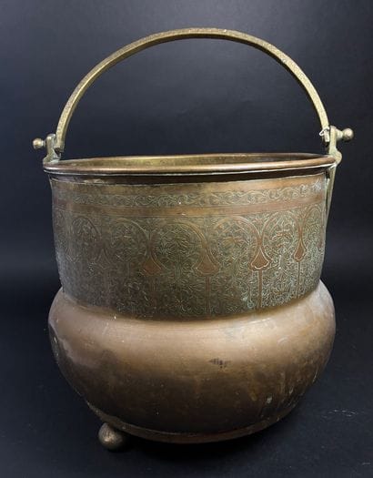Grand seau à anse
Laiton gravé
Maghreb, circa...