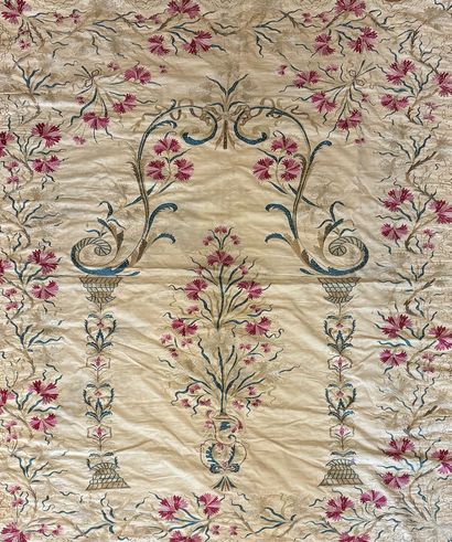 Tenture évoquant un mihrab avec bords chantournés,...