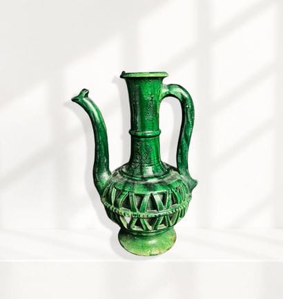 Aiguière à glaçure verte, col gravé motifs...