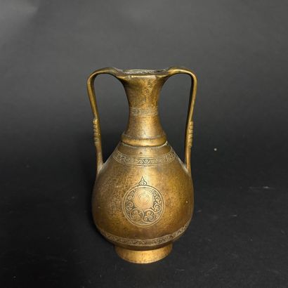 Vase 
Bronze à décor gravé
Iran, XXe siècle...
