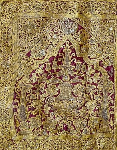 Panneau brodé au fils d'argent et dorés à...