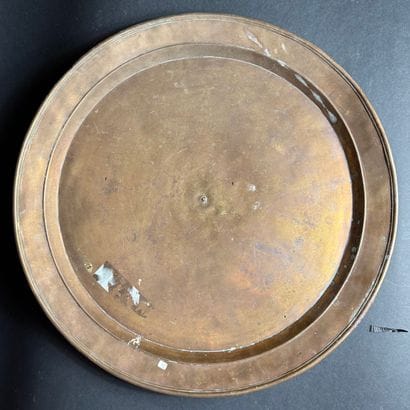Grand plat à décor dit «trois métaux» 
Laiton...