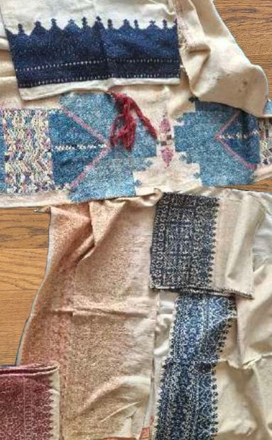 Ensemble de napperons, brodées en coton polychrome...