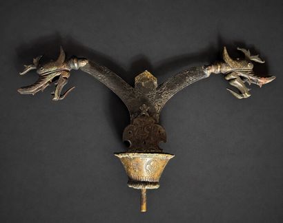 Élément d’étendard de procession chiite ‘alam
Bronze
Inde,...