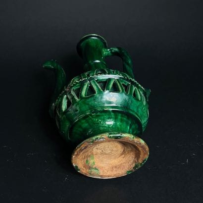 Aiguière à glaçure verte, col gravé motifs...