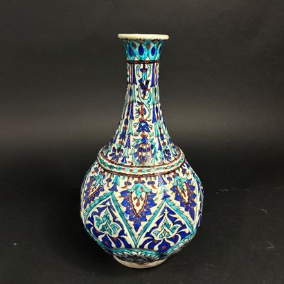 Vase bouteille ottoman décor floral moulé...