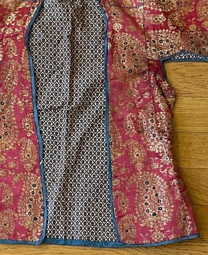 Trois vestes de femme, brocard de soie et...