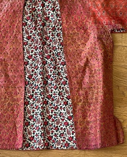 Trois vestes de femme, brocard de soie et...