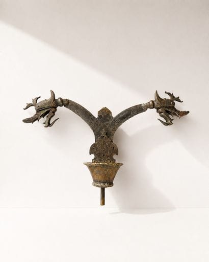 Élément d’étendard de procession chiite ‘alam
Bronze
Inde,...