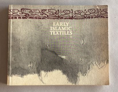 Early islamic textiles par Clive Rogers.