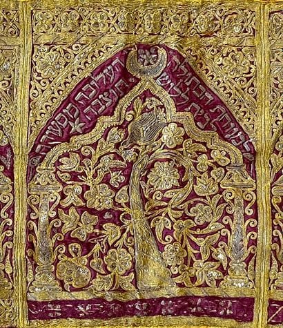 Panneau brodé au fils d'argent et dorés à...