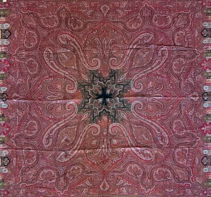 Châle carré de Lyon. Décor cachemire de rosace...