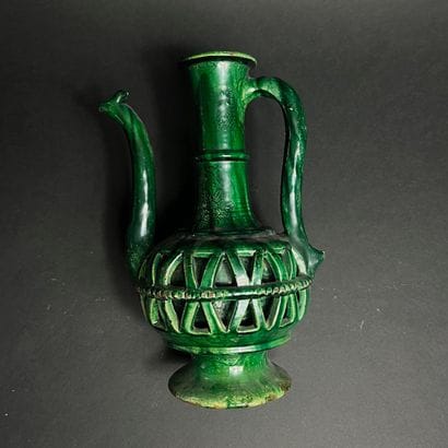 Aiguière à glaçure verte, col gravé motifs...