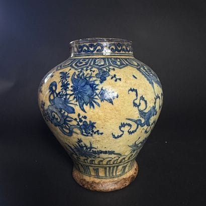 Vase Safavide à décor d’oiseaux et de fleurs...
