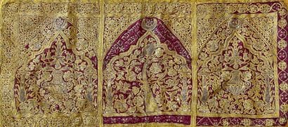 Panneau brodé au fils d'argent et dorés à...