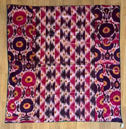 Ikat de soie à décor abstrait polychrome....