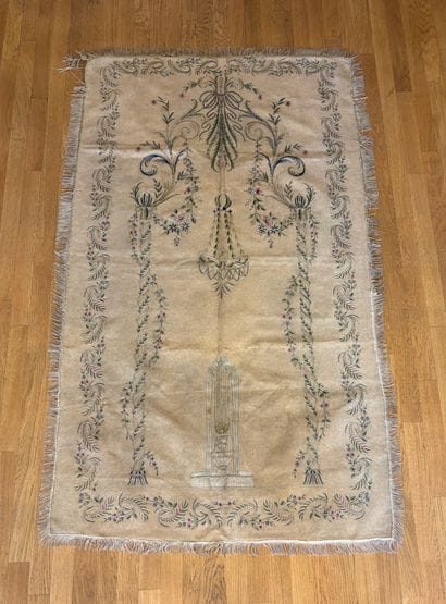 Tenture évoquant un mihrab à décor végétal...