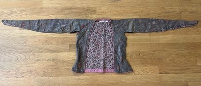 Trois vestes de femme, brocard de soie et...