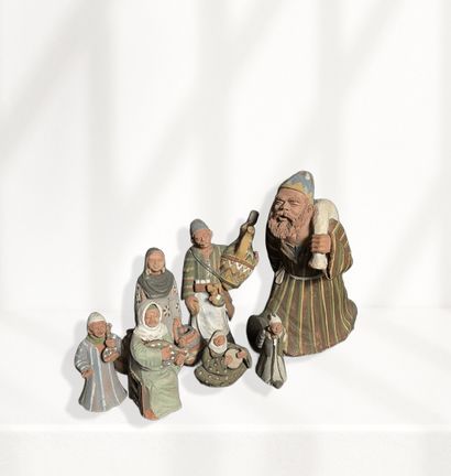 8 figurines orientales représentant des métiers...