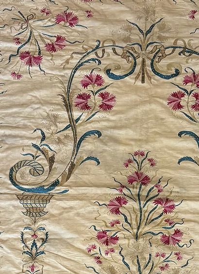 Tenture évoquant un mihrab avec bords chantournés,...