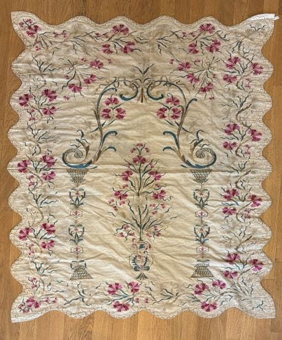 Tenture évoquant un mihrab avec bords chantournés,...