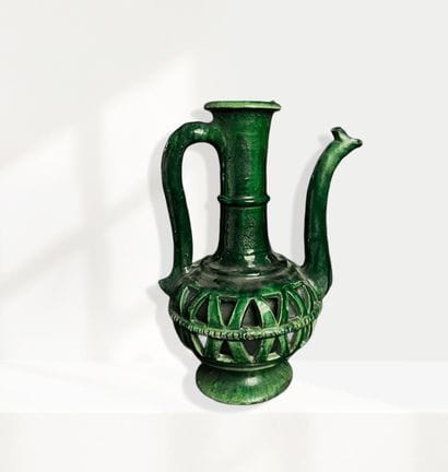 Aiguière à glaçure verte, col gravé motifs...