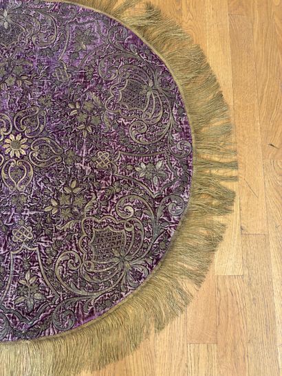 Panneau circulaire en velours violet brodé...