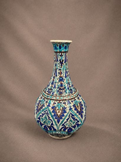 Vase bouteille ottoman décor floral moulé...