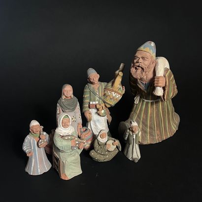 8 figurines orientales représentant des métiers...