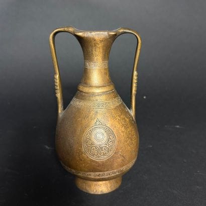 Vase 
Bronze à décor gravé
Iran, XXe siècle...