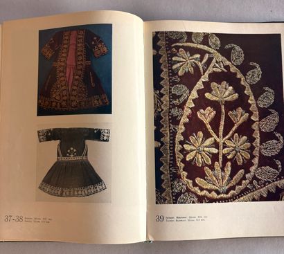 Costumes nationaux de l’Azerbaïdjan. Texte...