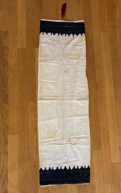 Ensemble de napperons, brodées en coton polychrome...