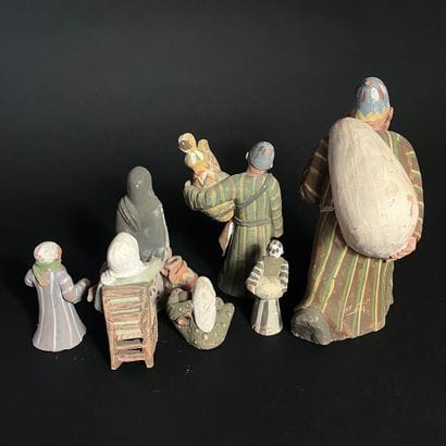 8 figurines orientales représentant des métiers...